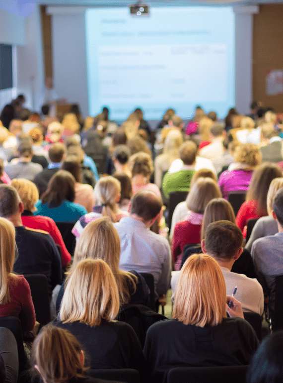Pracodawcy siedzą w sali konferencyjnej