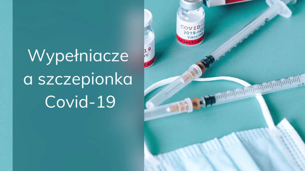 Ampułki, strzykawka i maseczka medyczna na niebieskim tle