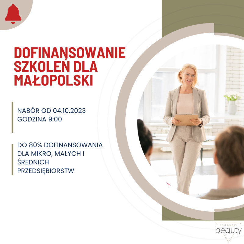 Ręce pracodawców złożone jedna na drugiej nad stołem z dokumentami, wykresami i laptopem
