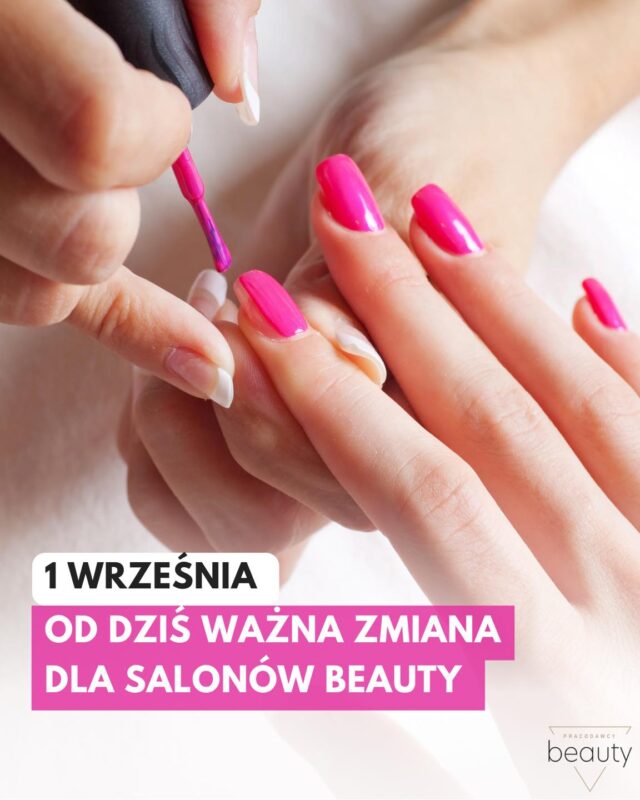 Stylistka paznokci maluje paznokcie klientce na różowy kolor