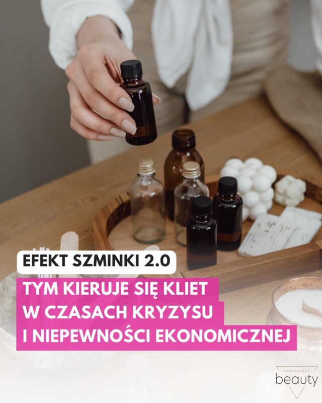 Szklane pojemniki w różnych kolorach, kobieta wybiera jeden