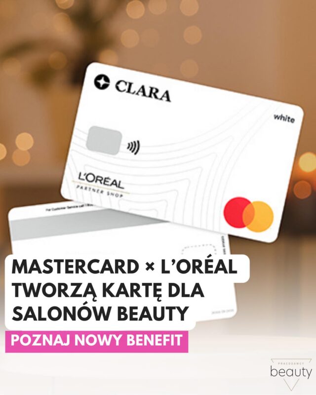 Białe karty bankowe Mastercard, w tle roślina i beżowa ściana z żółtym oświetleniem