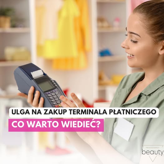 Kobieta w stroju kosmetologa trzyma kasę fiskalną
