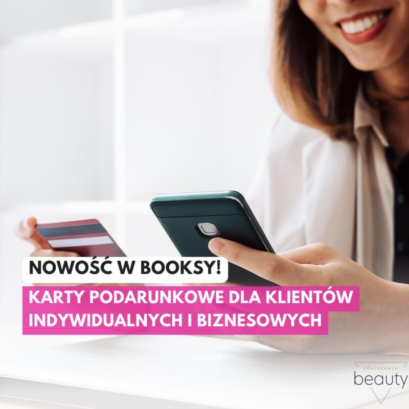 Zbliżenie na ręce kobiety trzymającej telefon i kartę bankową