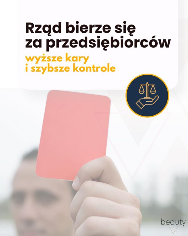 Zbliżenie na rękę mężczyzny trzymającą czerwoną kartkę