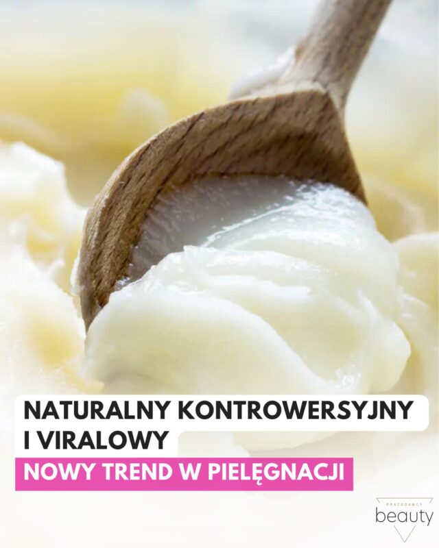 Drewniana łyżka nabiera gęsty krem blado-żółtego koloru