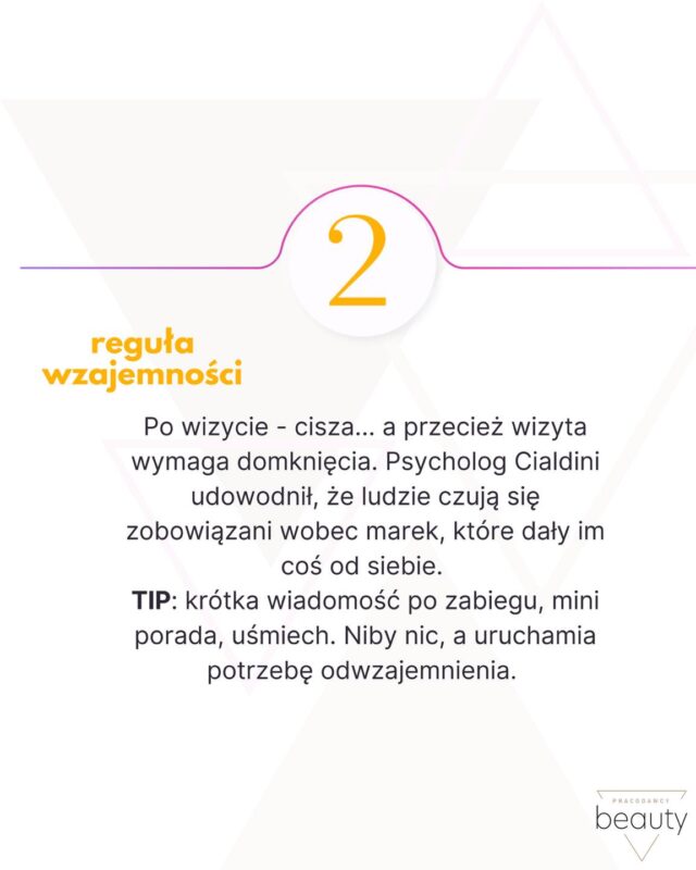 Wektorowa ilustracja tła z trójkątami, nagłówkiem i żółtą liczbą "dwa" u góry i tekstem na dole