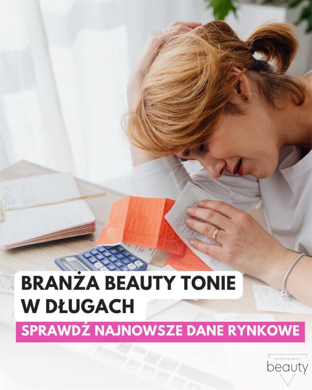 Zbliżenie na kobietę siedzącą nad rachunkami z dokumentami i arkuszem kalkulacyjnym obok